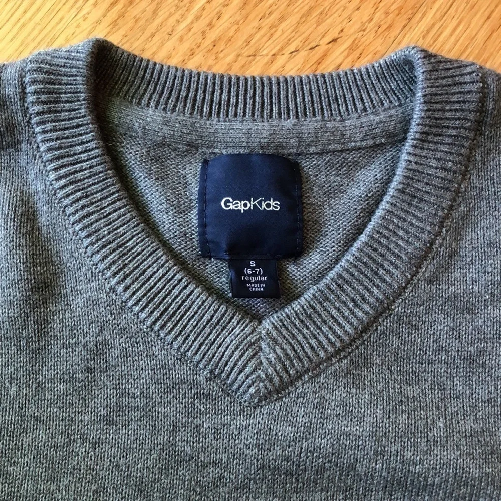 Gap Kids, Gray, Boys V Neck Sweater, Size Small- EUC